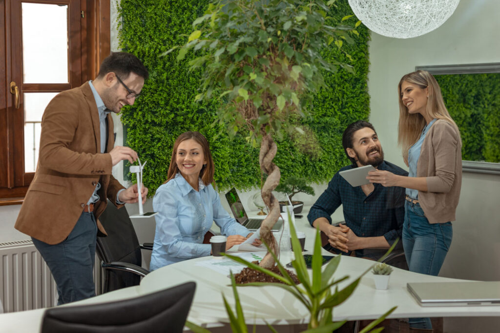 coworking en una sala llena de plantas